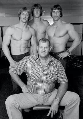 Trái ngược với sự nghiệp lẫy lừng, đời tư của gia tộc Von Erich lại phải gánh chịu những bất hạnh khủng khiếp. Ông có 6 người con trai. Trừ người con cả chết đuối khi 7 tuổi, 5 người con còn lại đều đi theo sự nghiệp của cha. Và cuộc đời của 4 người trong số họ chìm trong bi kịch.