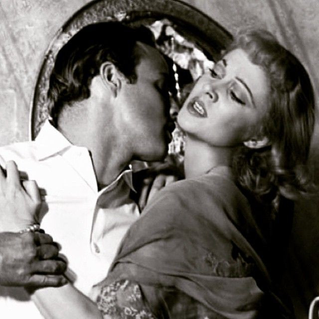 Ông từng kết hôn 3 lần, còn người tình của ông thì nhiều vô kể. Bởi vậy cũng không có gì ngạc nhiên khi báo chí Mỹ thống kê rằng ông có cả thảy tới 9 người con, thế nhưng hồ sơ của cảnh sát lại cho thấy một con số kinh ngạc hơn nhiều… 15 người.