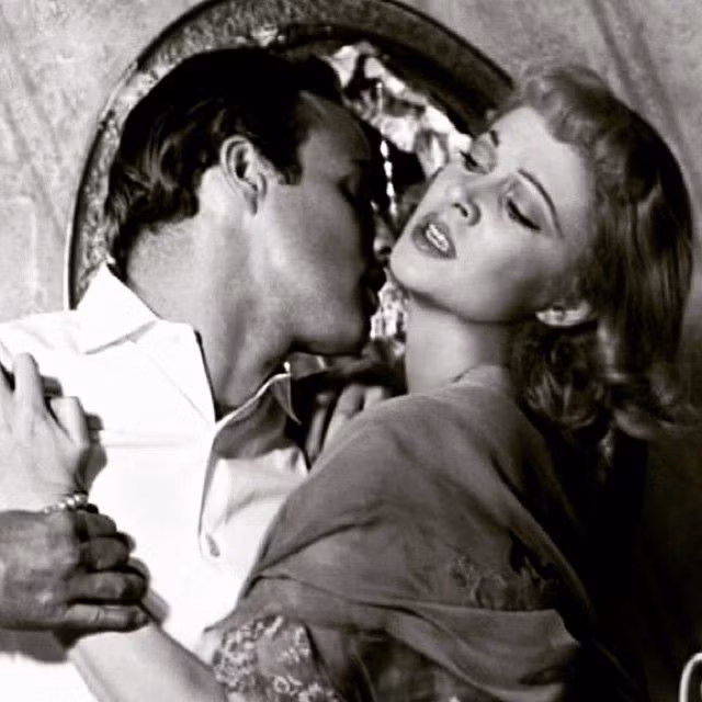 Ông từng kết hôn 3 lần, còn người tình của ông thì nhiều vô kể. Bởi vậy cũng không có gì ngạc nhiên khi báo chí Mỹ thống kê rằng ông có cả thảy tới 9 người con, thế nhưng hồ sơ của cảnh sát lại cho thấy một con số kinh ngạc hơn nhiều… 15 người.