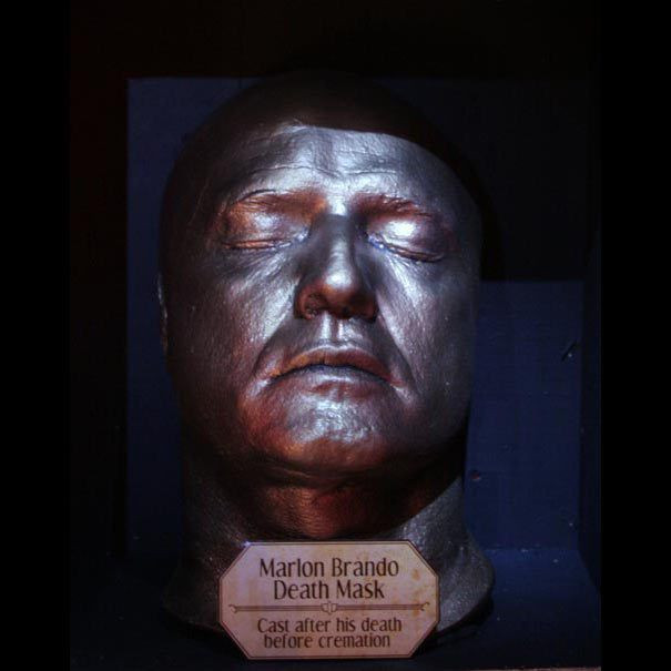 Có thể nói rằng, từ một huyền thoại sống, Marlon Brando gần như đã trở thành một người bị gạt ra bên lề xã hội. Đó là bài học về cái giá phải trả khi con người không biết giữ mình trong ánh háo quang của danh vọng.