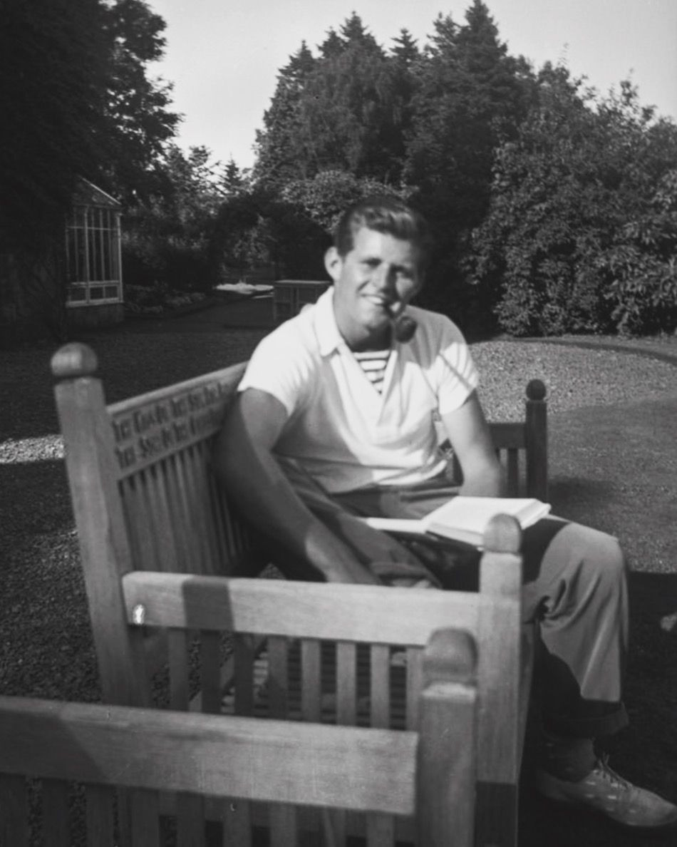 Trước đó, người con trai cả của nhà Kennedy là Joseph Kennedy Jr. cũng bị thiệt mạng trong một vụ tai nạn máy bay trong Thế chiến II trong khi làm nhiệm vụ.