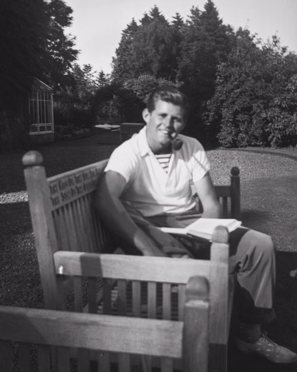 Trước đó, người con trai cả của nhà Kennedy là Joseph Kennedy Jr. cũng bị thiệt mạng trong một vụ tai nạn máy bay trong Thế chiến II trong khi làm nhiệm vụ.