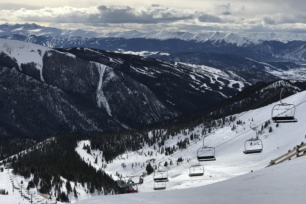 Trong khi đó, con trai của Robert Kennedy là Mark Kennedy từng bị kiện có quan hệ bất chính với người bảo mẫu chưa thành niên của gia đình. Ngày 31/12/1997. Xác Mark được phát hiện tại bãi trượt tuyết bang Colorado, khi đó ông mới có 39 tuổi.