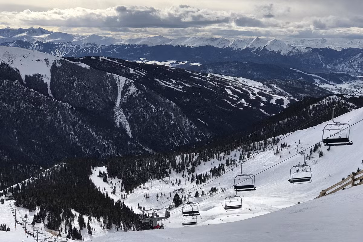 Trong khi đó, con trai của Robert Kennedy là Mark Kennedy từng bị kiện có quan hệ bất chính với người bảo mẫu chưa thành niên của gia đình. Ngày 31/12/1997. Xác Mark được phát hiện tại bãi trượt tuyết bang Colorado, khi đó ông mới có 39 tuổi.