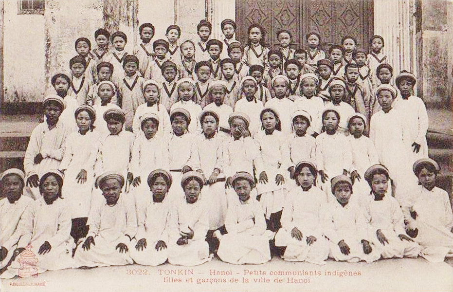 Một nhóm trẻ em chụp ảnh lưu niệm khi tham gia một buổi lễ rước ở Hà Nội.