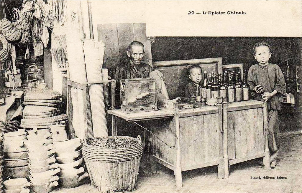 Hai cậu bé tại một quán nước người Hoa ở Chợ Lớn.