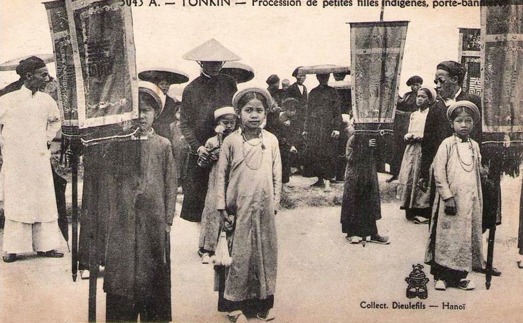 Các bé gái tham gia một cuộc đấu cờ người ở Hà Nội.