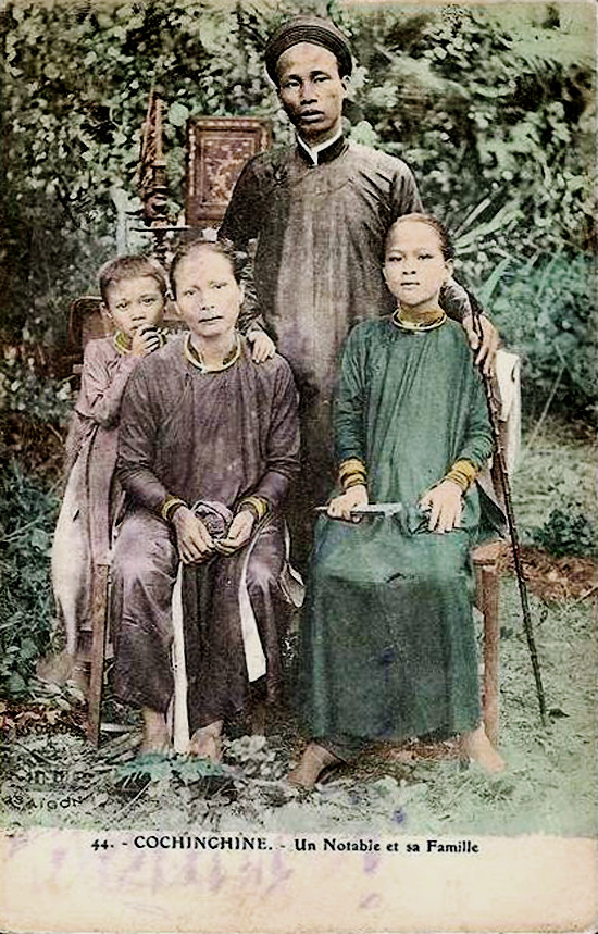 Cậu bé bẽn lẽn khi chụp ảnh cùng gia đình. Mời quý độc giả xem video: Văn hóa uống trà của người Việt. Nguồn: VTC.