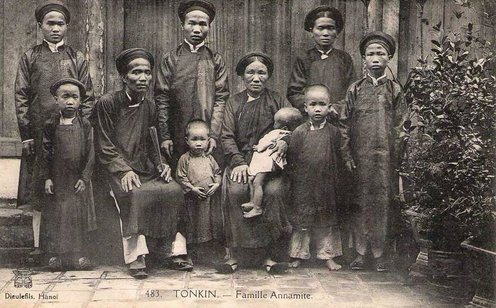 Một gia đình người Việt với 5 trẻ em và 5 người lớn.