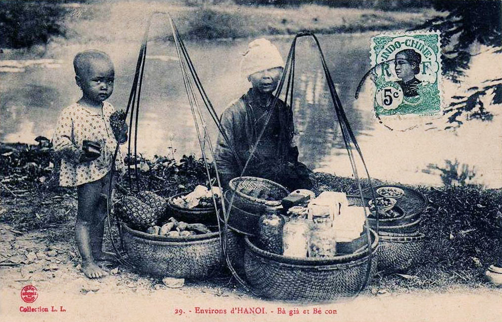 Bé con và bà già bán hàng rong ở Hà Nội.