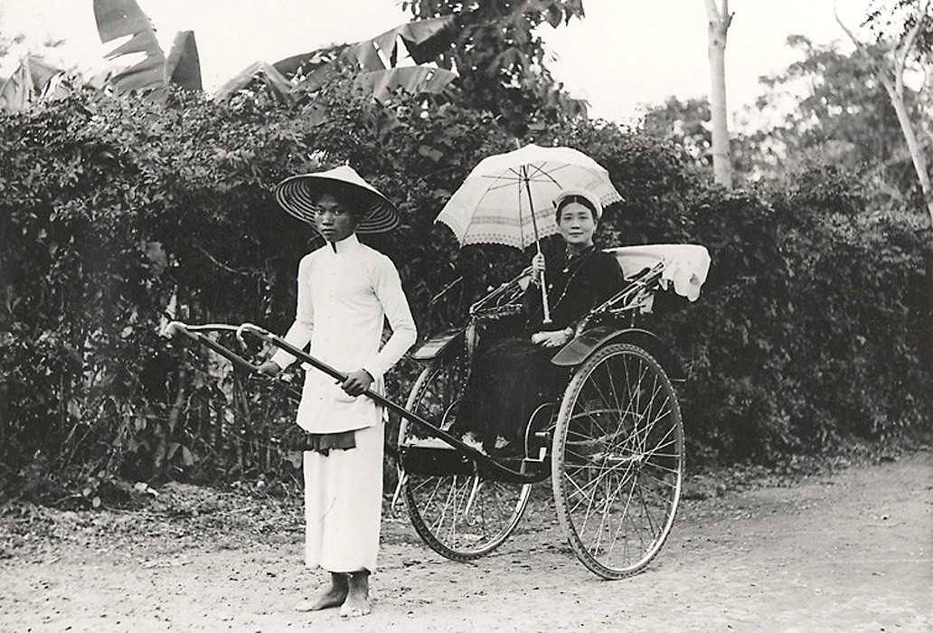 Xe tay là một phương tiện giao thông đặc trưng của Hà Nội thời thuộc địa. Xe hoạt động bằng sức kéo của con người, thường được sử dụng bởi các đối tượng thuộc tầng lớp trên của xã hội.