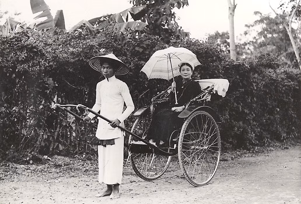 Xe tay là một phương tiện giao thông đặc trưng của Hà Nội thời thuộc địa. Xe hoạt động bằng sức kéo của con người, thường được sử dụng bởi các đối tượng thuộc tầng lớp trên của xã hội.