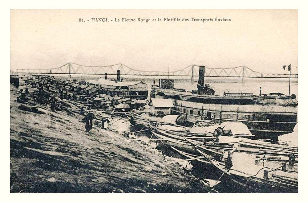 Do hệ thống cầu đường chưa phát triển, hoạt động đường thủy ở Hà Nội diễn ra nhộn nhịp với nhiều loại phương tiện, từ các loại ghe thuyền thô sơ...