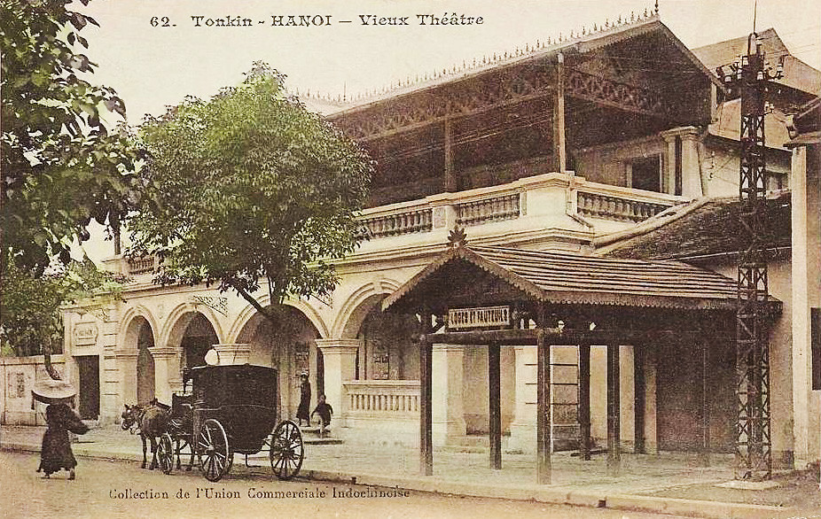 Xe ngựa kéo đối khi cũng xuất hiện trên đường phố Hà Nội xưa. Ở Hà Nội, loại hình phương tiện giao thông này không được sử dụng phổ biến như ở Sài Gòn cùng thời.