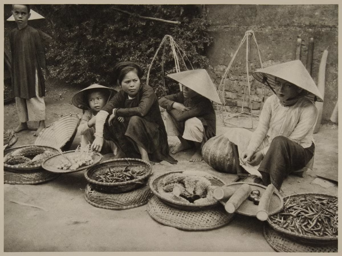 Những người phụ nữ bán nông sản ven đường ở Huế năm 1926.