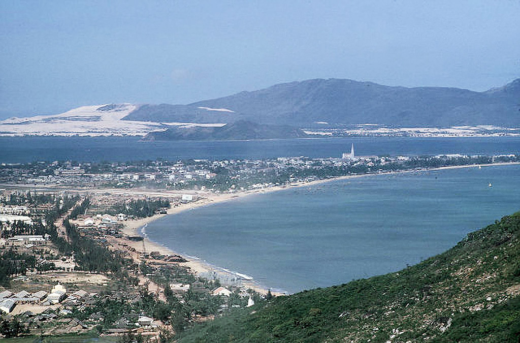 Thị xã Quy Nhơn năm 1965 - 1966 nhìn từ núi Gềnh Ráng. Nhà thờ nhọn là công trình nổi bật.