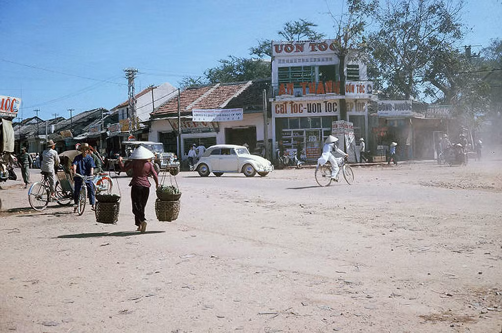 Cảnh đường phố ở trung tâm thị xã.