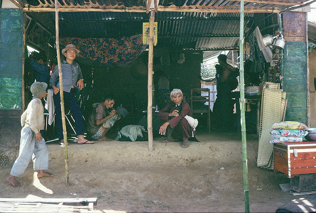 Bên ngoài một ngôi nhà tạm.