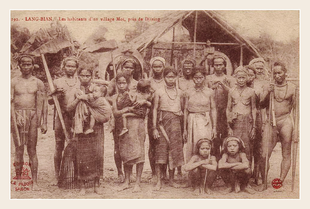 Những người dân Thượng tại một bản làng trên cao nguyên Di Linh, đầu thế kỷ 20.
