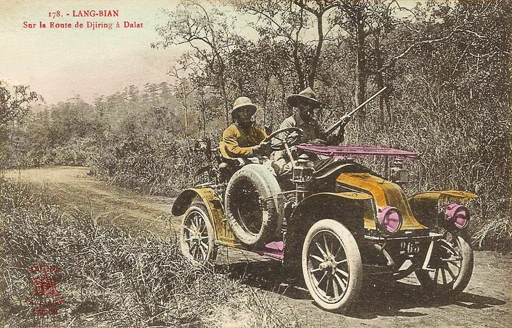 Chiếc xe hơi trên đường từ Di Linh đi Đà Lạt.