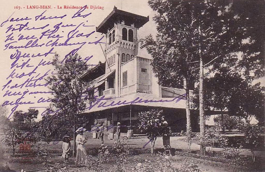 Dinh tỉnh trưởng Di Linh nằm bên đường Cái quan.