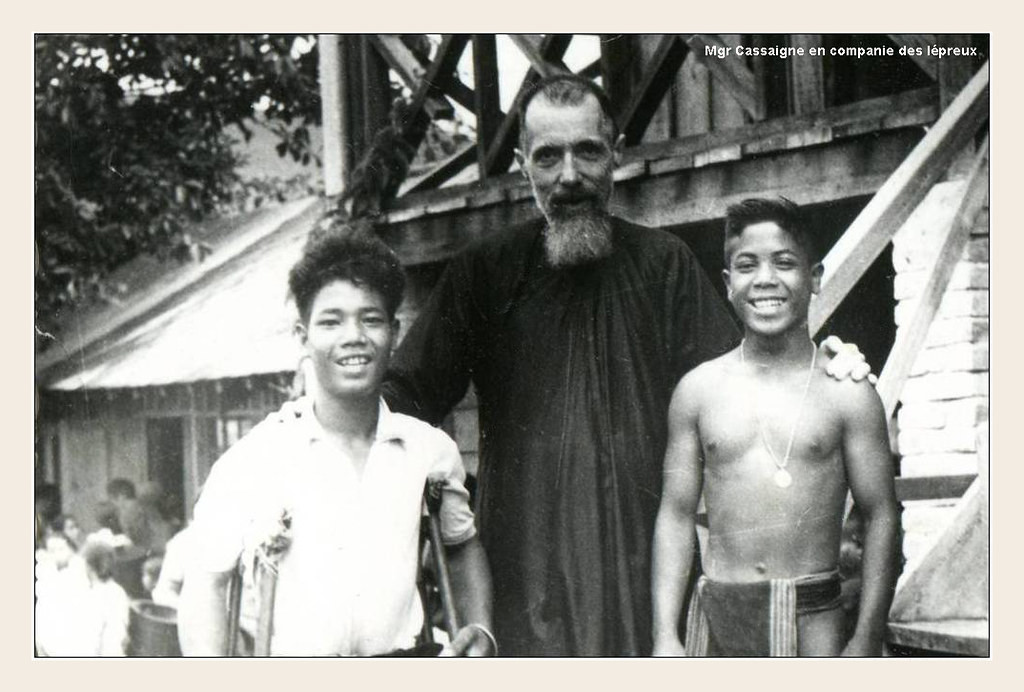 Cha Cassaigne với hai thiếu niên con em bệnh nhân phong tại trại phong Di Linh.