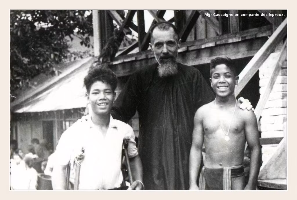 Cha Cassaigne với hai thiếu niên con em bệnh nhân phong tại trại phong Di Linh.