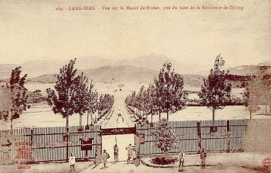 Cảnh rặng núi Braian nhìn từ tháp cao của dinh tỉnh trưởng Di Linh.