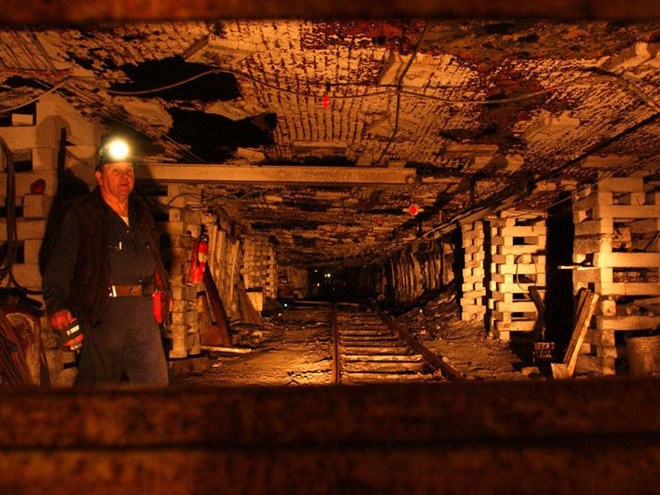 Một số thợ mỏ lại chọn cách di chuyển bằng đường ray, và điều này có thể khiến họ mất đến 2 tiếng. Ảnh:Getty.