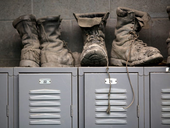 Nhiều năm trước, trang phục thợ mỏ rất đơn giản, gồm áo phông, quần jean, đôi ủng chuyên dụng, và một chiếc thắt lưng để hỗ trợ việc cầm đuốc.Ảnh:Reuters.