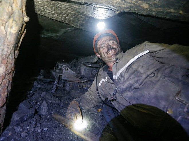 Tuy nhiên, các thợ mỏ thường được trả lương khá cao. Tại Mỹ, nếu làm việc chăm chỉ, những người thợ này có thể kiếm tận100.000 USDmỗi năm. Ảnh:Reuters.