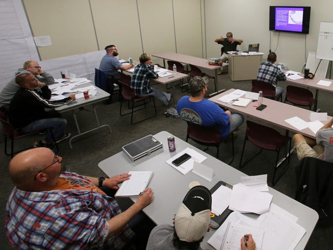 Ở Mỹ, khi các hầm than đóng cửa, các thợ mỏ sẽ chọn các làm việc ở các công ty khai thác than trên mặt đất hoặc phải đi học lại một ngành nghề khác.Ảnh:Reuters.