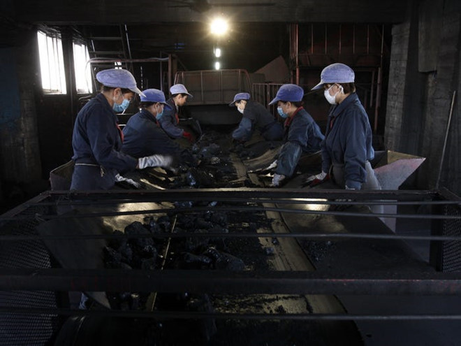 Trung Quốc sử dụng đến 50% lượng than trên thế giới và có khoảng 4,3 triệu công nhân làm trong ngành này.Ảnh:Getty.