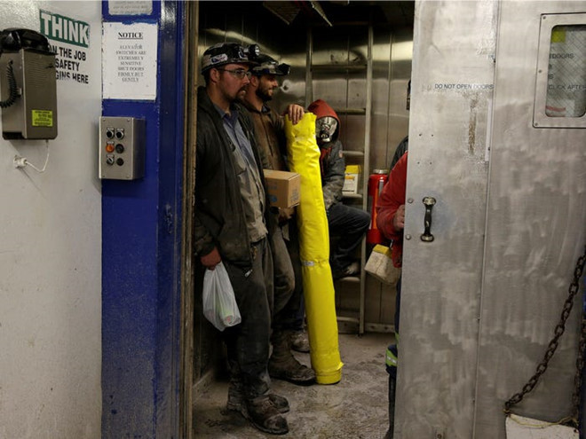 Những mỏ than hiện đại được trang bị cả thang máy để nhanh chóng (khoảng 4 phút) đưa thợ đến địa điểm khai thác.Ảnh:Reuters.