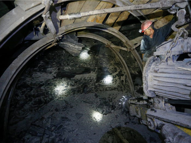 Bên trong mỏ thanNovovolynska-9 tại thành phốNovovolynsk, Ukraine. Càng vào sâu, áp suất không khí càng lớn, và càng xuất hiện nhiều các loại khí có thể gây chết người như carbon monoxit hay khí metan. Trong quá khứ, những người thợ mỏ phải thả chim hoàng yến xuống để kiểm tra không khí. Ảnh:Reuters.