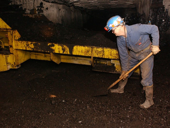 Được công nghệ hỗ trợ, nhưng những người thợ mỏ vẫn rất vất vả. Họ phải làm nhiều công việc nặng nhọc như treo dây cáp điện và xếp các khối cũi lại với nhau. Không những thế, họ còn phải đối mặt với những suy nghĩ tiêu cực của công chúng về ngành nghề này.Ảnh:Getty.