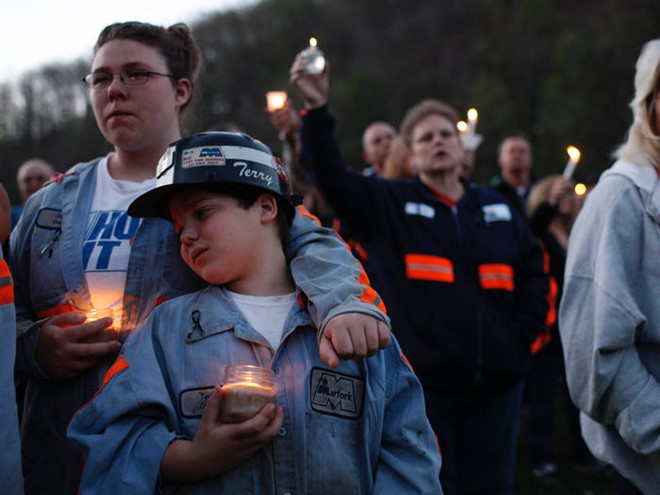Dù được trang bị nhiều thiết bị tiên tiến, nghề này vẫn vô cùng nguy hiểm. Năm 2010, một vụ nổ hầm ở tiểu bang West Virginia, Mỹ đã khiến 29 người thiệt mạng, gây ra thảm họa hầm mỏ tồi tệ nhất nước này trong vòng 40 năm. Ngoài ra, làm việc lâu trong hầm mỏ cũng có thể dẫn đến các căn bệnh nghiêm trọng.Ảnh:Reuters.