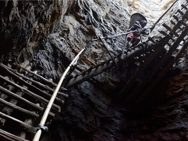 Tại Ấn Độ - nhà sản xuất than lớn thứ 3 thế giới - một số mỏ tư nhân được biết đến với tên gọi là "lỗ chuột". Những mỏ này rất chật hẹp và vô cùng nguy hiểm khi dùng cầu thang gỗ đơn sơ để đi thẳng xuống hầm. Chính quyền Ấn Độ đã cấm những mỏ than như thế hoạt động, nhưng chúng vẫn hiện diện ở một số nơi tại quốc gia này.Ảnh:Getty.