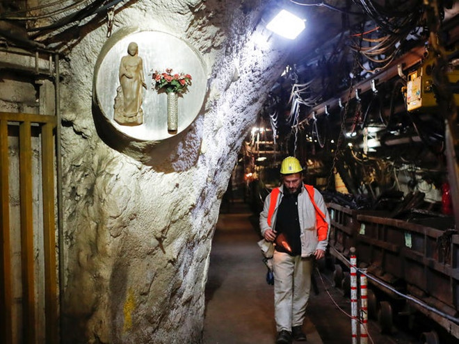 Tại Pniowek, mỏ than lớn nhất của Ba Lan, trước khi bắt đầu công việc, các thợ đều đến trước tượng Thánh Barbara - người bảo trợ cho nghề khai thác mỏ - để cầu nguyện. Họ không nói "chào buổi sáng" với đồng nghiệp, thay vào đó, họ chào bằng câu "Chúa phù hộ bạn". Câu chào của các thợ mỏ Đức là: "Chúc may mắn".Ảnh:Reuters.