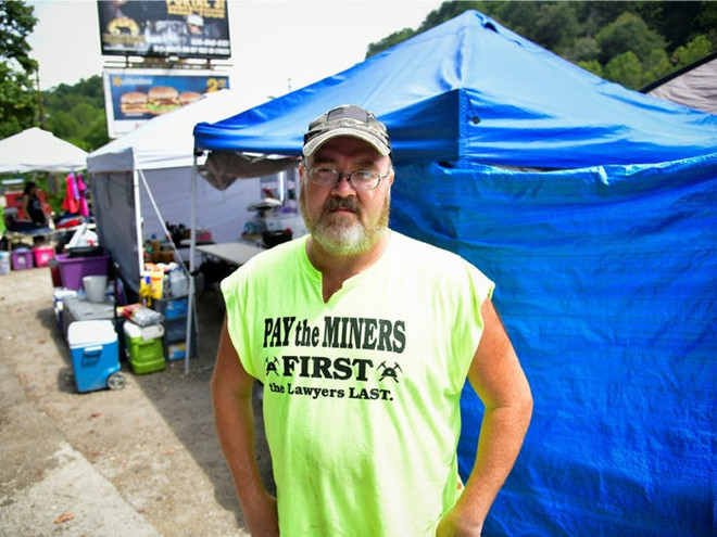 Từ năm 2011 đến 2016, tổng doanh thu của 4 công ty khai thác than lớn nhất Mỹ giảm từ33 tỷ USDxuống còn150 triệu USD, nhiều thợ đã bỏ việc. Nguyên nhân đến từ việc than là nhiên liệu hóa thạch gây ô nhiễm, các phương án thay thế như năng lượng gió hay năng lượng mặt trời dần trở nên phổ biến hơn. Ngoài ra, một số phong trào bảo vệ môi trường còn chống đối việc khai thác than một cách mạnh mẽ. Ảnh:Reuters.