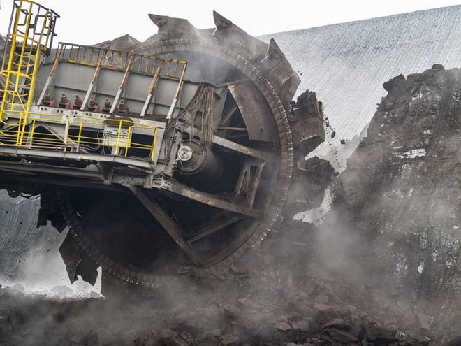 Một máy đào hầm hình bánh răng cưa tại mỏ thanWelzow-Sud, Đức. Những thiết bị hiện đại và công nghệ tiên tiến đã thay thế công việc của hàng trăm nghìn thợ mỏ trong nhiều năm trở lại đây.Ảnh:Getty.