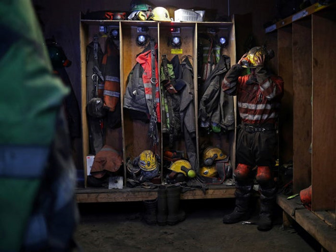 Ngày nay, trang phục của họ đã được chuyên nghiệp hóa, điển hình là chiếc áo phản quang.Ảnh:Reuters.