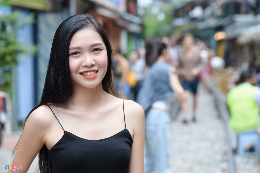 Là người thích chụp ảnh, Huyền Linh cùng bạn đến khám phá phố đường tàu khi vừa nghe tin trên báo. Linh khá sợ nhưng cũng phấn khích vì lần đầu đứng gần tàu như thế. Biết nguy hiểm nhưng Huyền Linh cũng tiếc nuối nếu nơi này bị đóng cửa.