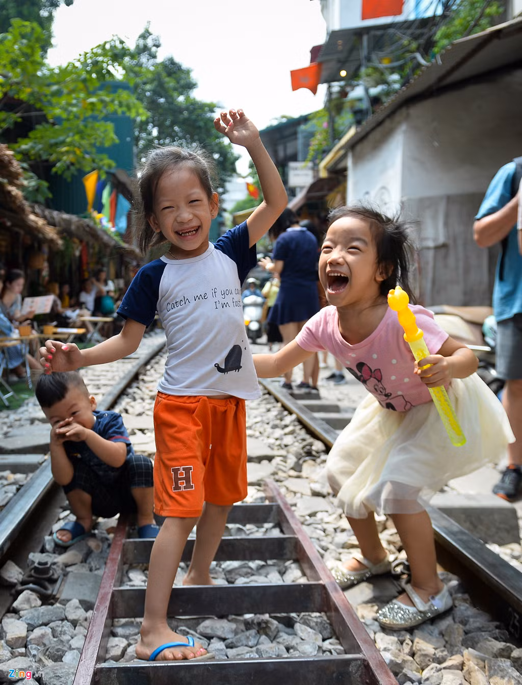 Du khách ngồi uống cà phê, chụp ảnh ngay trên đường tàu. Các bé còn thoải mái chơi đùa khi không có người lớn bên cạnh. Trước khi trở nên nổi tiếng, mọi hoạt động của người dân như rửa bát, vui chơi cũng diễn ra trên đường ray.