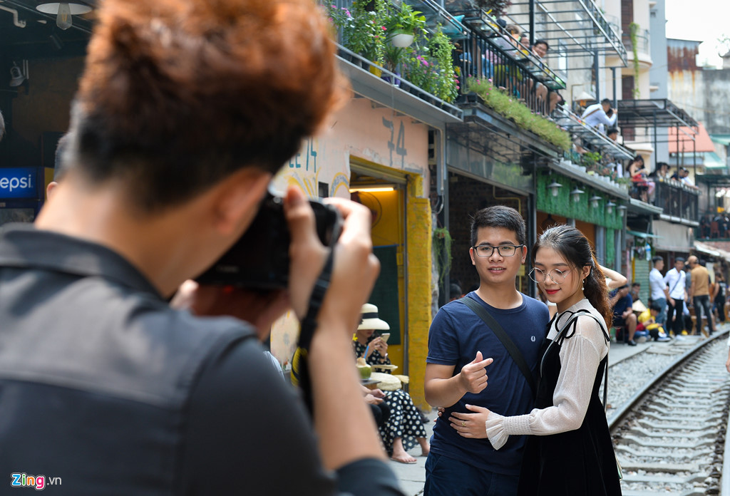 Cặp đôi Bùi Thái Hoàng và Nguyễn Thị Thư đến phố đường tàu chụp ảnh sau khi nghe tin nơi này đang bị đề nghị giải tỏa. Hoàng cho biết nơi đây chụp ảnh khá đẹp nhưng cũng nguy hiểm. Hoàng mong muốn thành phố sẽ có biện pháp tăng sự an toàn để duy trì hoạt động của con phố.