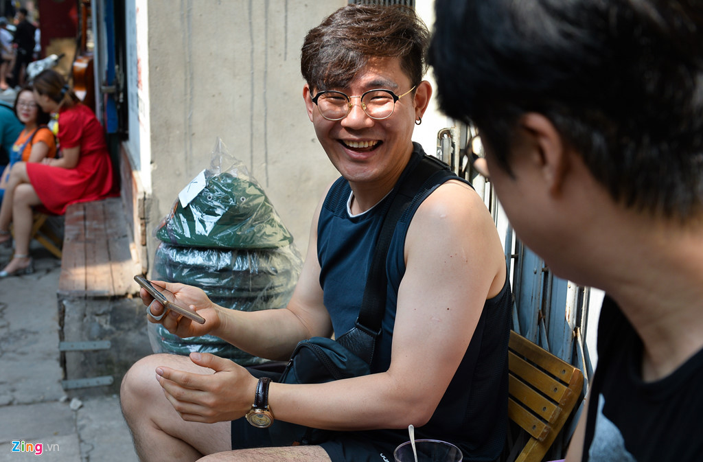 Lee Jung Ho, du khách Hàn Quốc phấn khích khoe với bạn clip vừa quay được khi tàu đi qua. Anh cảm thấy mình may mắn khi đến đây trước khi con phố bị đóng cửa.