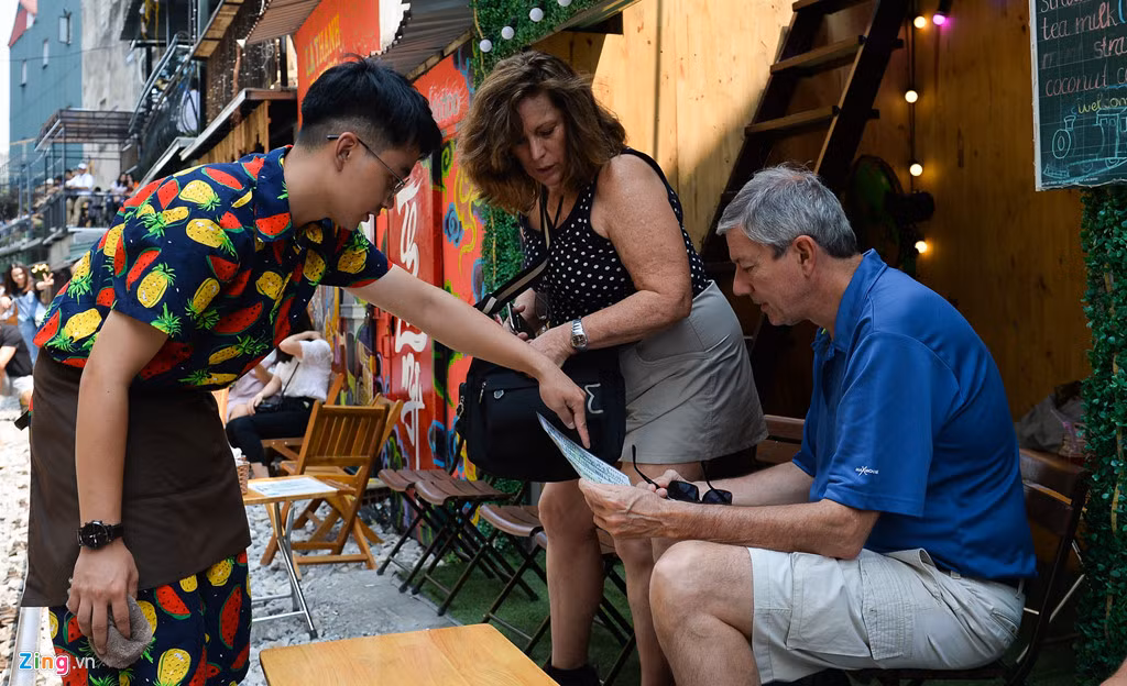 Anh Linh, chủ một quán cà phê cho biết mình chưa nắm được thông tin. Mọi việc buôn bán ở đây vẫn diễn ra bình thường.