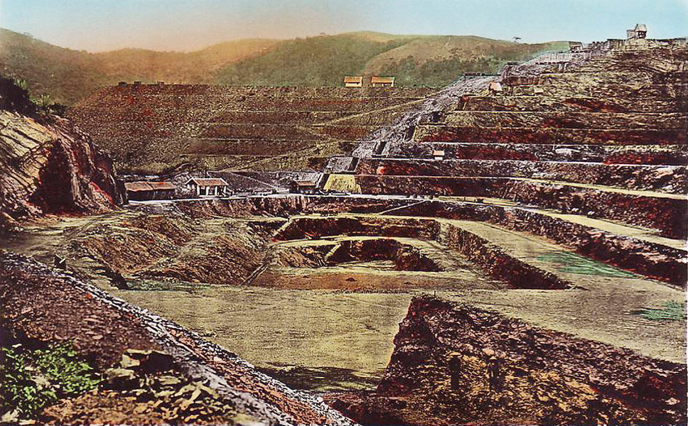 Những "bậc thang" khổng lồ ở khu vực khai thác than lộ thiên tại Hòn Gai.