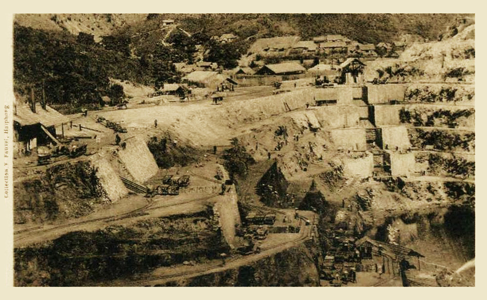 Góc nhìn từ trên cao về hoạt động khai thác than.