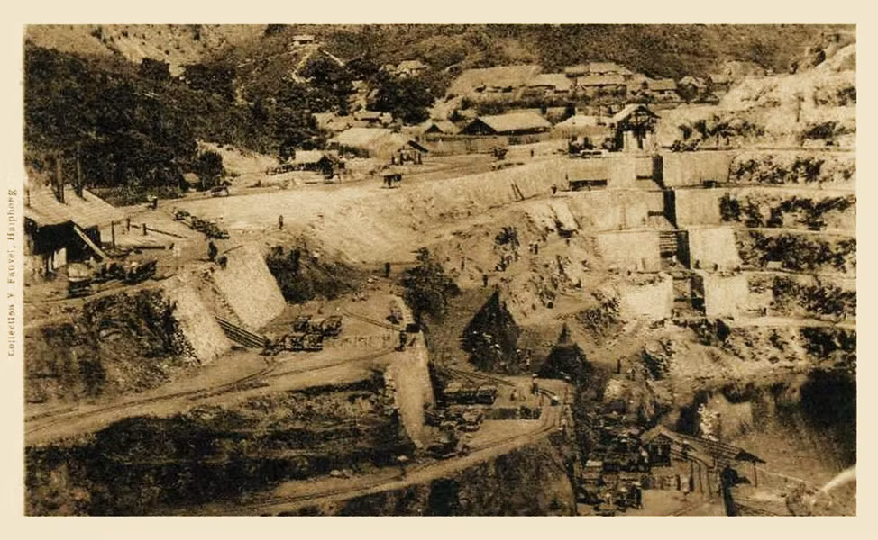 Góc nhìn từ trên cao về hoạt động khai thác than.